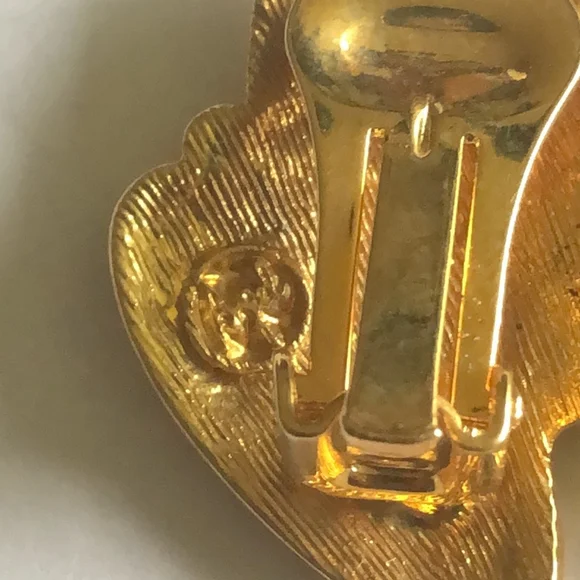 Angel Brand Signed Black Enamel and Gold Tone Retro Vintage Clip-On Earrings - Picture 7 of 7